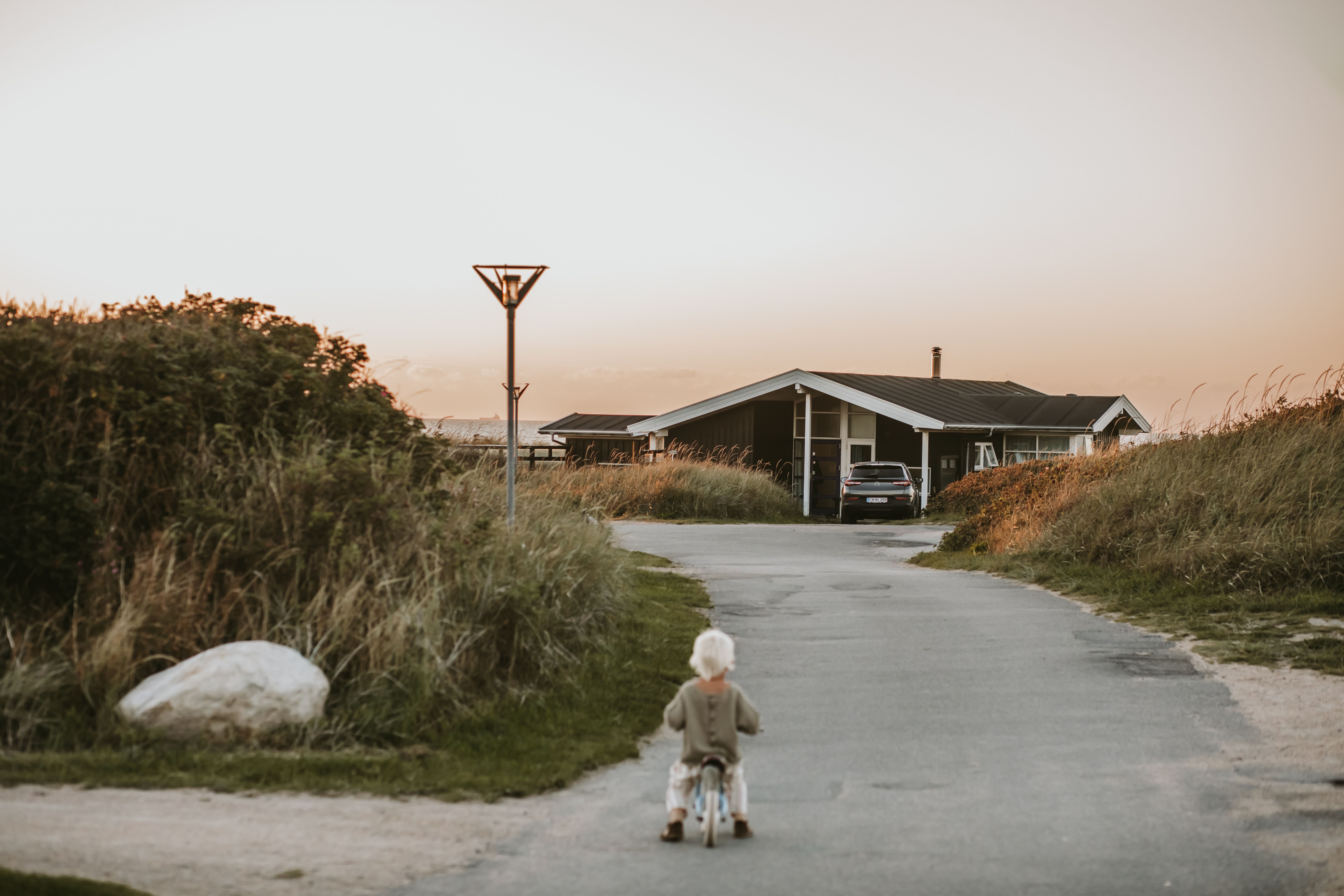 Lite barn på sykkel. Foto. 