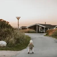 Lite barn på sykkel. Foto.