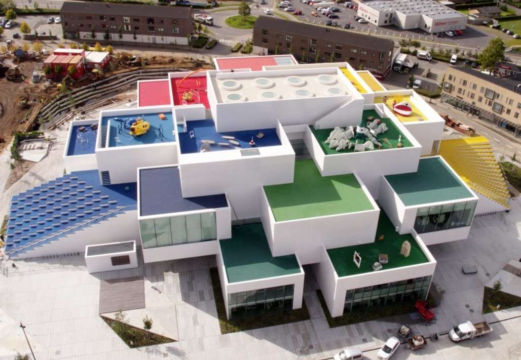 LEGO® House med blåe, grønne, gule og røde områder markert på taket.