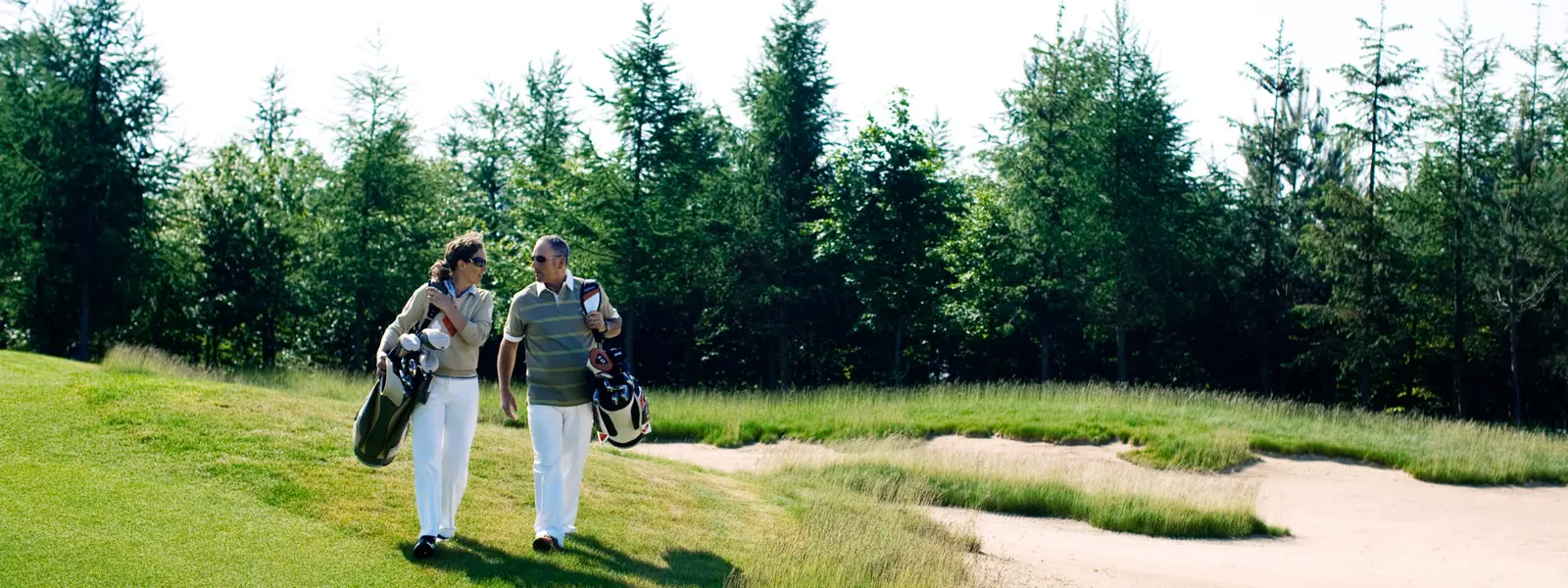Par nyter en deilig golfrunde ved Kokkedal Slot i Nord Jylland. Foto: Robin Skjoldborg/Visit Denmark