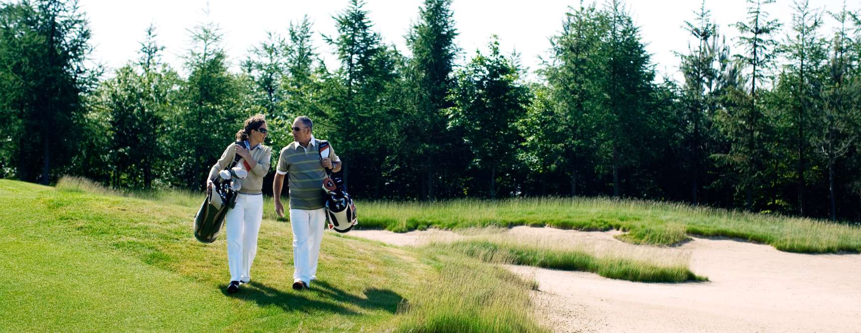 Par nyter en deilig golfrunde ved Kokkedal Slot i Nord Jylland. Foto: Robin Skjoldborg/Visit Denmark