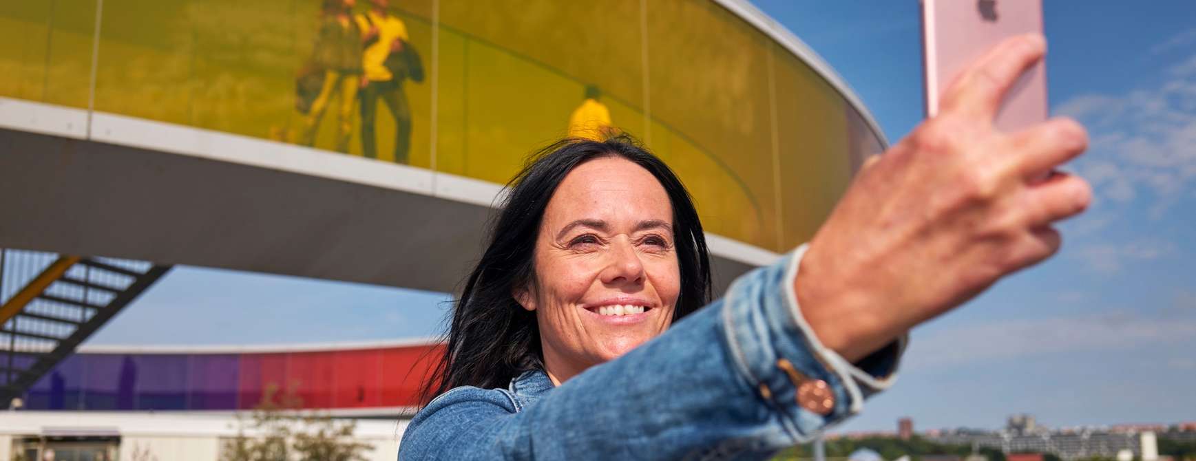 Jente tar selfie utenfor ARos i Aarhus