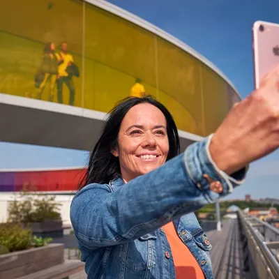Jente tar selfie utenfor ARos i Aarhus