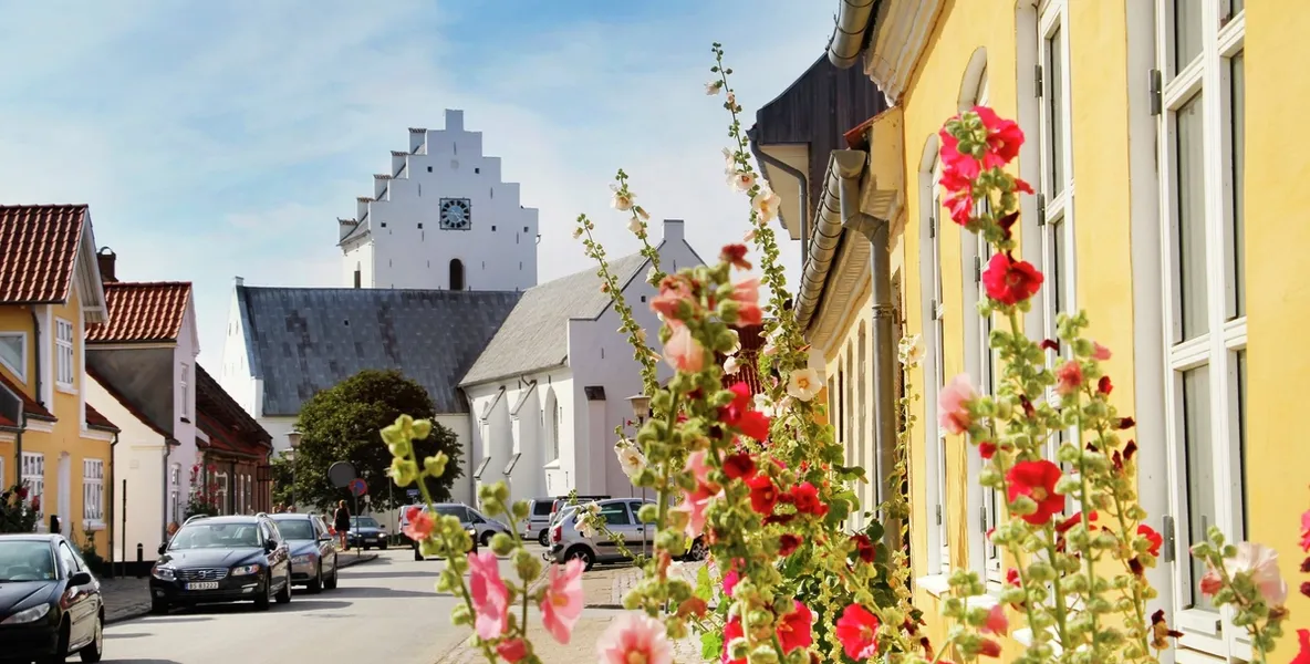 Hånd i hånd i vakre Sæby. Foto: Visit Denmark
