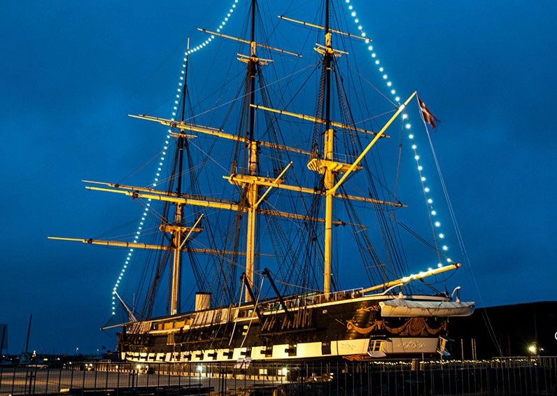 Et imponerende skue der hun ligger i Ebeltoft. Foto: Visit Aarhus