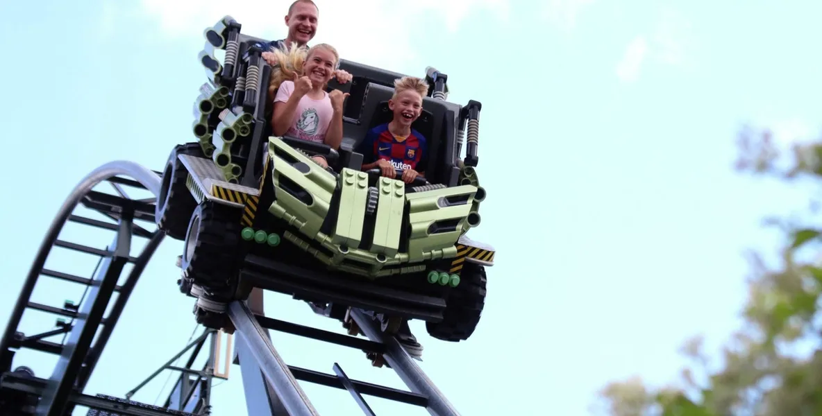 Familie på vei inn på nyheten Lego Movie World