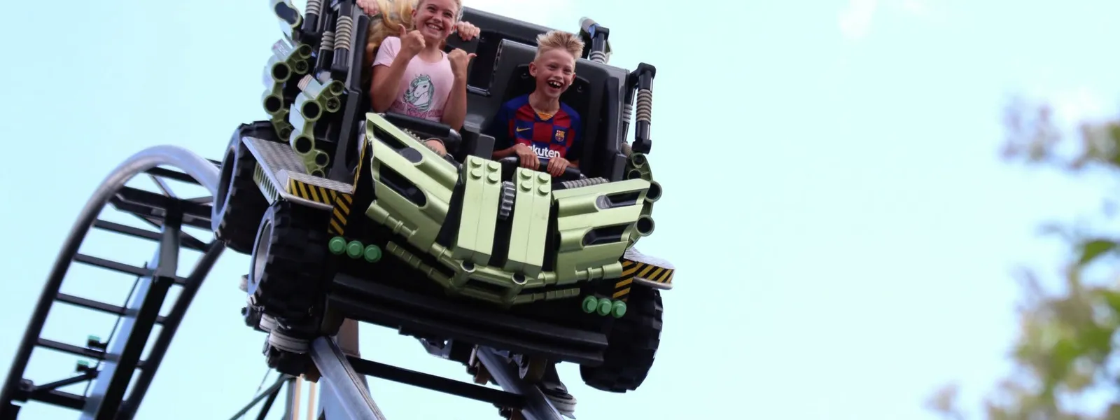 Familie tar legovogn i Legoland