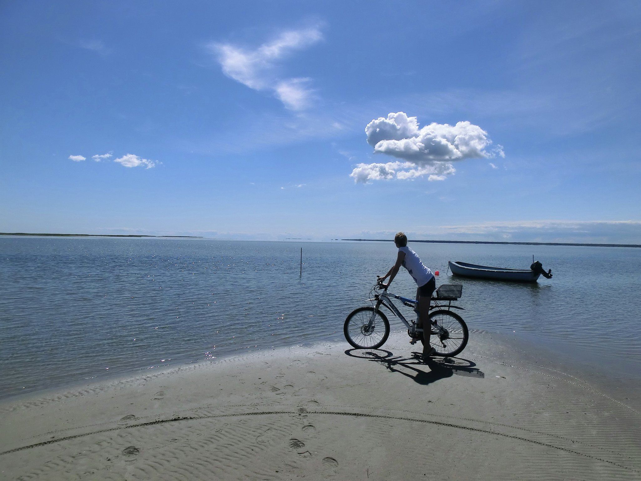 Ta sykkelen fatt og du har fantastiske områder å utforske. Foto: Visit Læsø