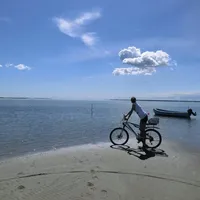 Ta sykkelen fatt og du har fantastiske områder å utforske. Foto: Visit Læsø