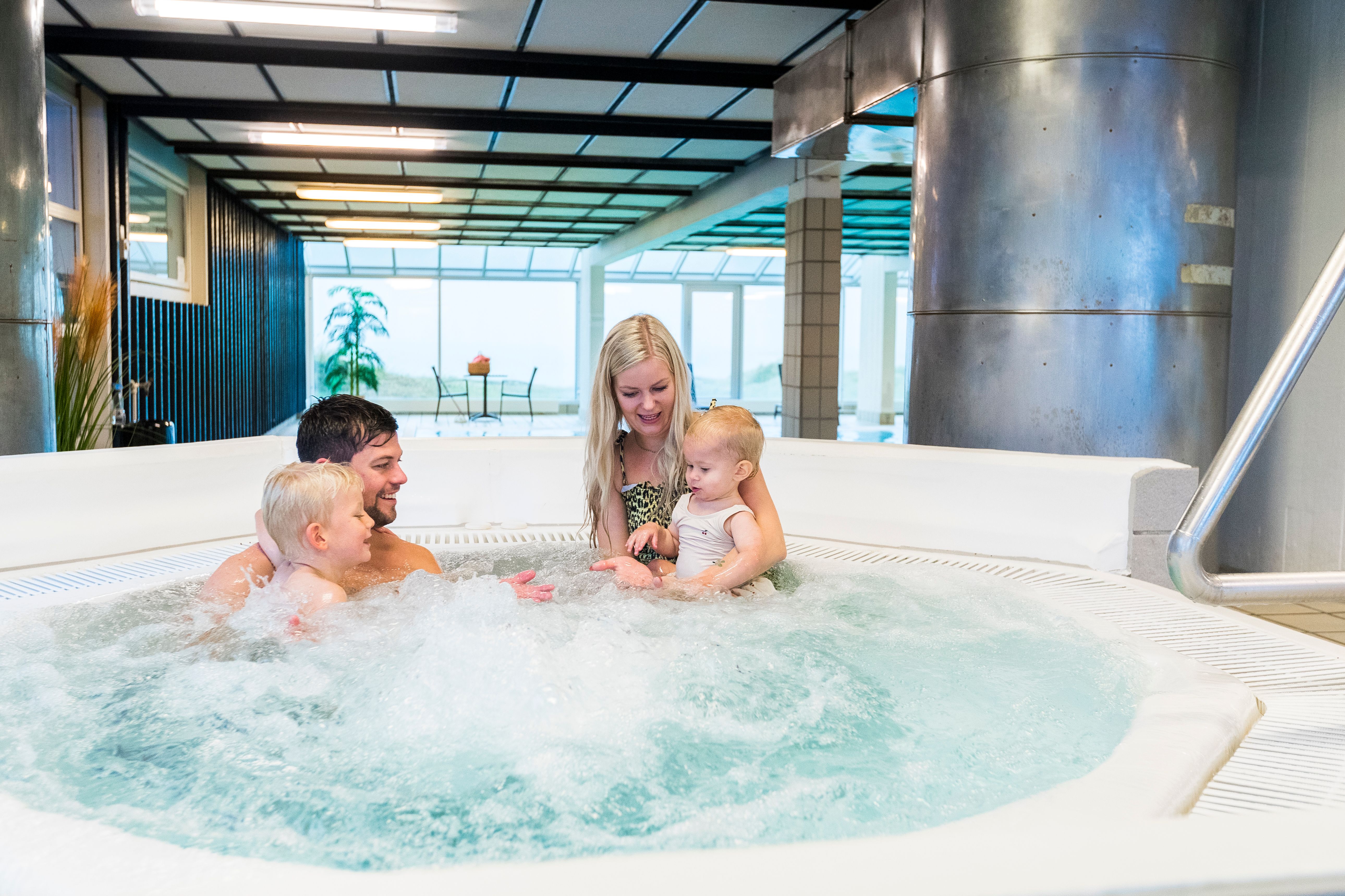 Foto av familie i boblebad. 