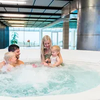 Foto av familie i boblebad.