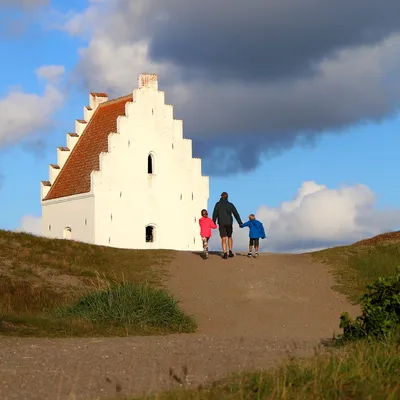 Den tilsande kirke sør for Skagen på toppen av Danmark er et interessant skue. Foto: Fjord Line