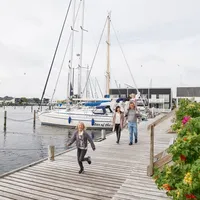 Foto av barn som løper