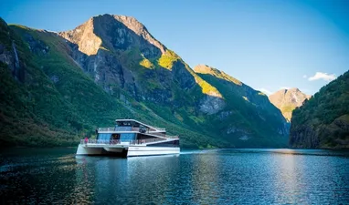 Fjordfahrt auf dem Nærøyfjord