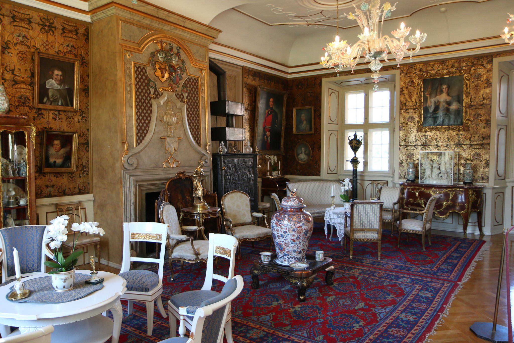 Slottet er proppet med kunstverk og antikviteter. Foto: Fjord Line