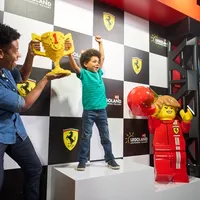 Foto av gutt på LEGO-pallen.