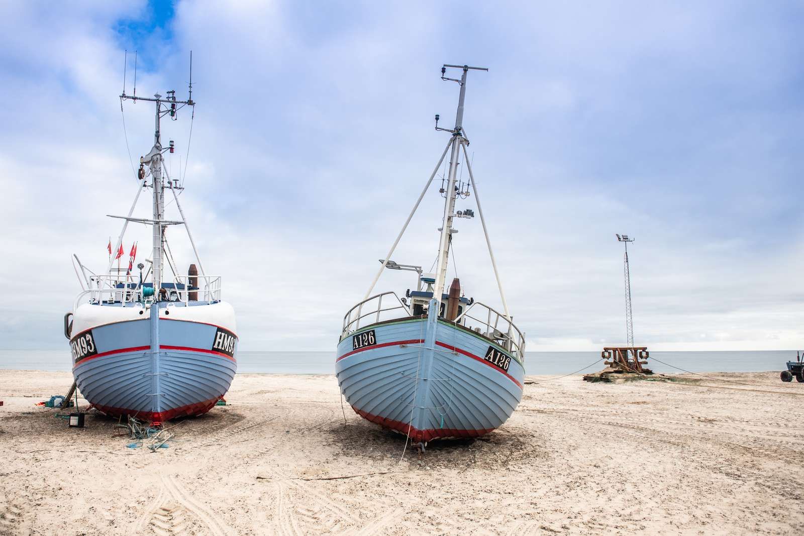 De klassiske fiskebåtene på vestkysten. De følger tidevannet. Foto: Visit Denmark/@FlyingOctober