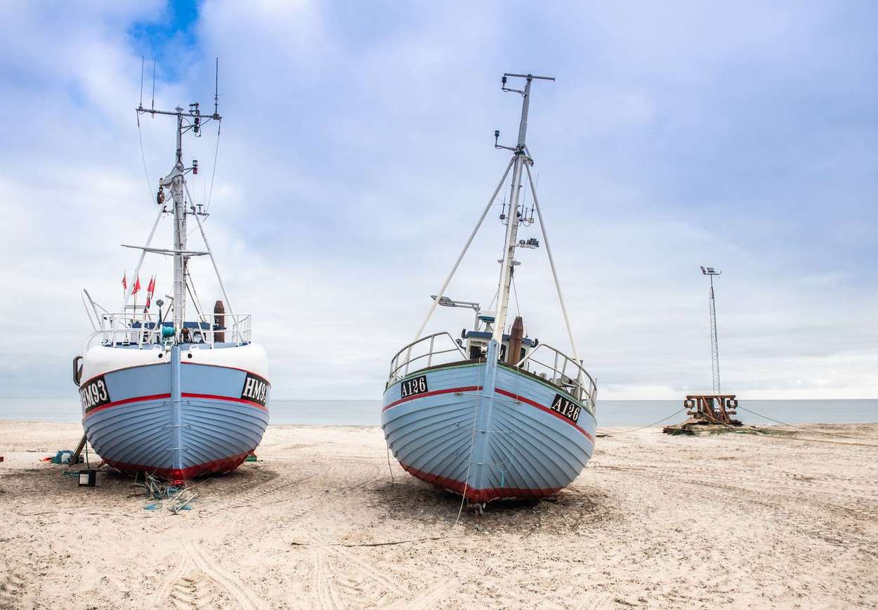 De klassiske fiskebåtene på vestkysten. De følger tidevannet. Foto: Visit Denmark/@FlyingOctober