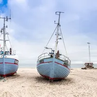 De klassiske fiskebåtene på vestkysten. De følger tidevannet. Foto: Visit Denmark/@FlyingOctober