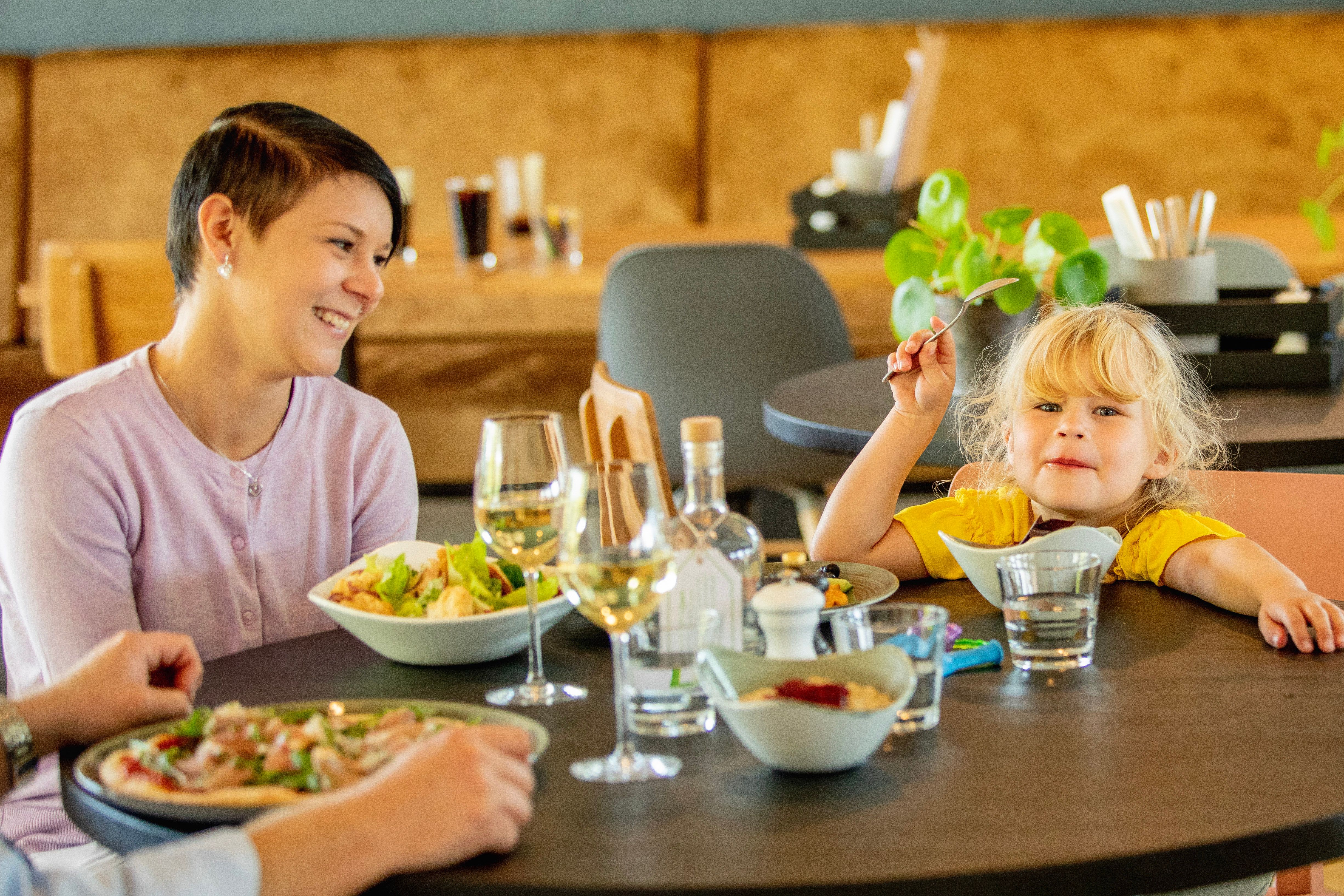 Familie som spiser middag. Foto. 