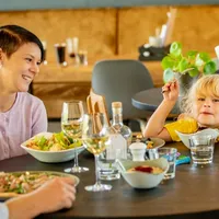 Familie som spiser middag. Foto.