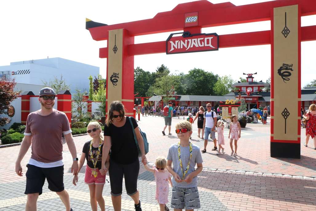 Familie ved inngangen til den populære attraksjonen Ninjago i Legoland