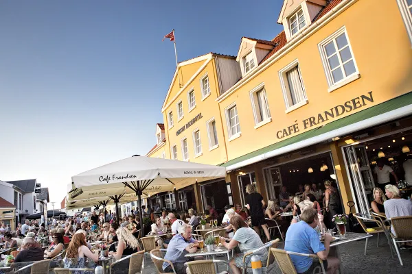Torvet i Løkken er fylt med sommerglade mennesker hvert år.