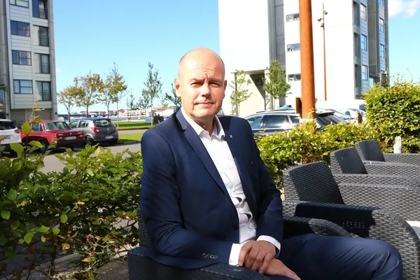 Ekspert: Morten Christensen er hotellsjef på MS Stavangerfjord og samtidig Aalborg-patriot på sin hals. Foto: Fjord Line