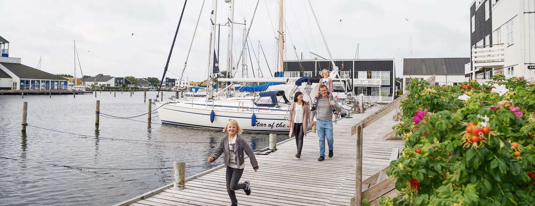 Familie langs havnen i Ebeltoft