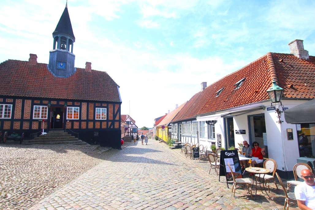 Gammelt. Ebeltoft er en gammel by og det meste står slik det gjorde for et par hundre år siden. Til venstre det gamle rådhuset, der du finner en ekte fangekjeller, som er en soleklart favoritt for barna. Foto: Fjord Line