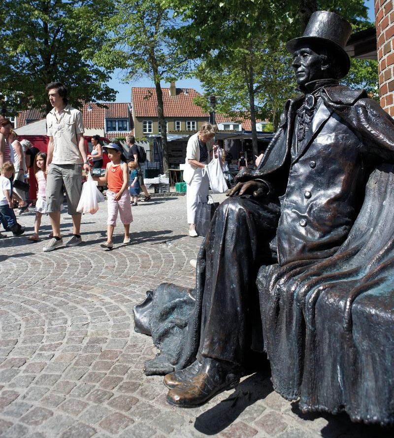 Egen benk i byen: Det er ikke bare laget én statue av H. C. Andersen. Denne er signert Jens Galschiøt og viser forfatteren sittende på en benk foran Radisson Blue H. C. Andersen Hotel. Foto: VisitOdense