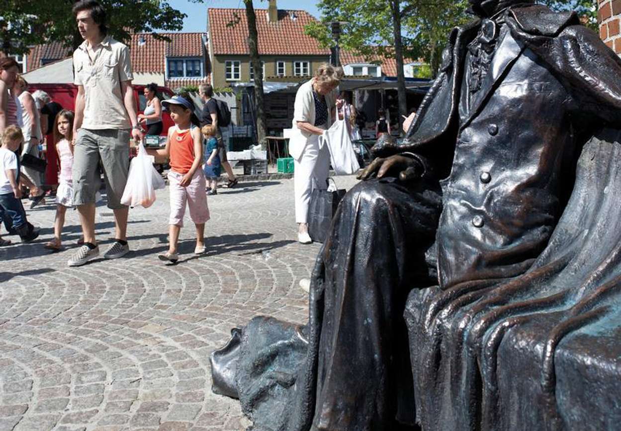 Egen benk i byen: Det er ikke bare laget én statue av H. C. Andersen. Denne er signert Jens Galschiøt og viser forfatteren sittende på en benk foran Radisson Blue H. C. Andersen Hotel. Foto: VisitOdense