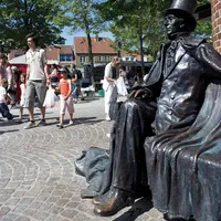 Egen benk i byen: Det er ikke bare laget én statue av H. C. Andersen. Denne er signert Jens Galschiøt og viser forfatteren sittende på en benk foran Radisson Blue H. C. Andersen Hotel. Foto: VisitOdense