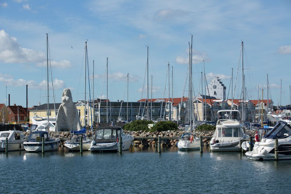 Havnen med skulpturen «Fruen fra havet». Foto: Visit Denmark