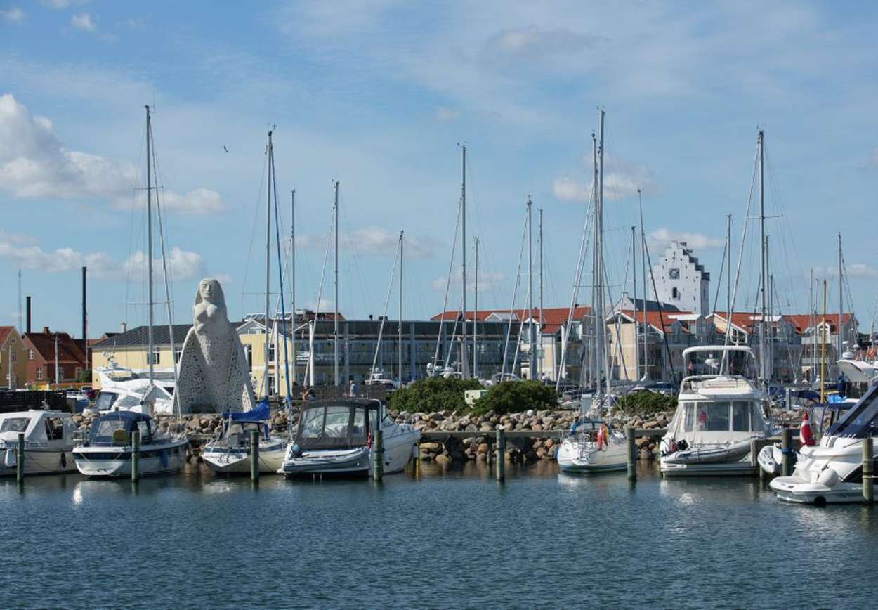 Havnen med skulpturen «Fruen fra havet». Foto: Visit Denmark