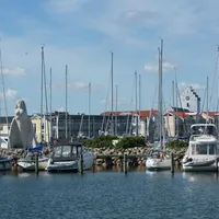 Havnen med skulpturen «Fruen fra havet». Foto: Visit Denmark