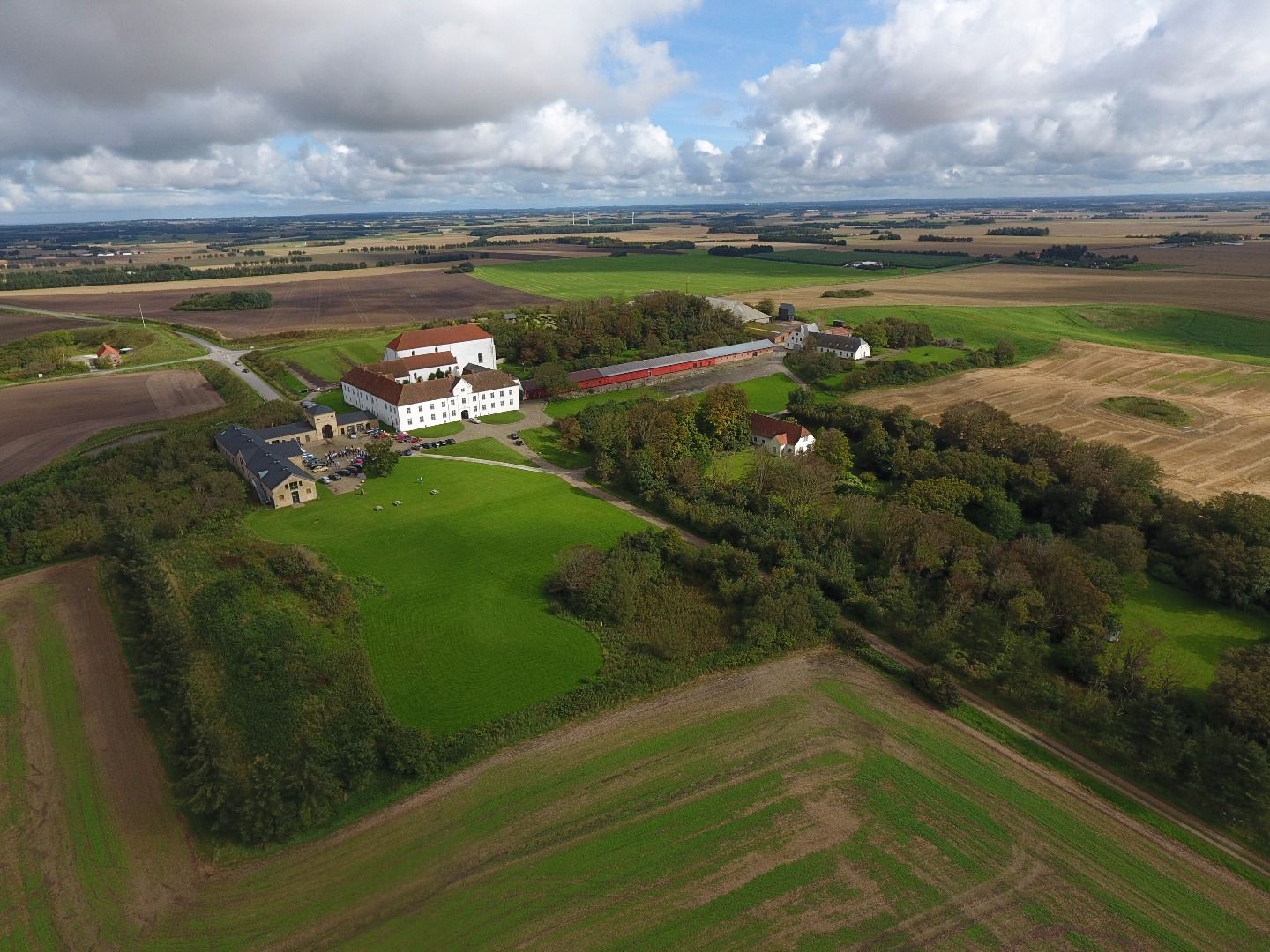 Majestetisk. Klosteret ruver i landskapet. Foto: Bjørglum kloster