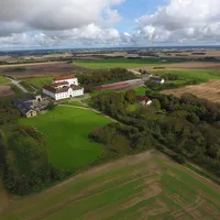 Majestetisk. Klosteret ruver i landskapet. Foto: Bjørglum kloster