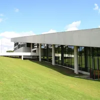 Moesgaard Museum sør for Aarhus, ligger nydelig plassert. Stedet er ypperlig for en utflukt. Her får du både i kulturell pose og naturskjønn sekk. Foto: Fjord Line