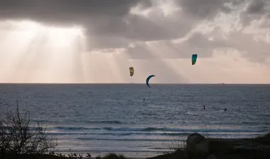 Kitesurfing under fjeldtinderne