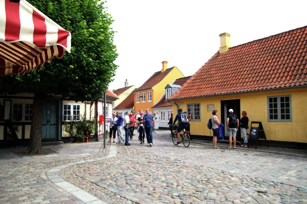 H.C. Andersen. Dikteren og bysbarnet er meget synlig i Odense. Her er Andersens barndomshjem. Foto: Fjord Line