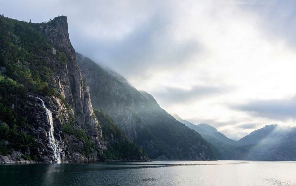 Ein Fjord, umgeben von steilen Bergen.