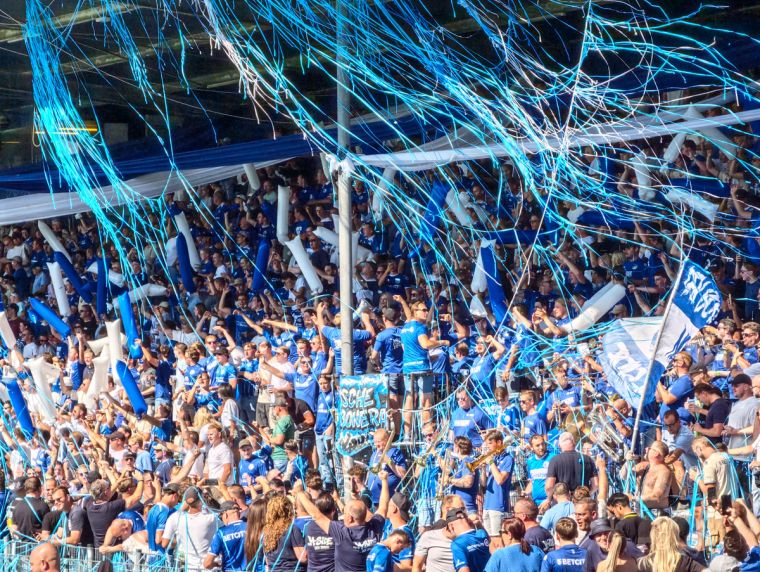 Voller Heimblock des FC Den Bosch mit blau-weißen Luftschlangen und Fahnen beim Spiel gegen Almere City.