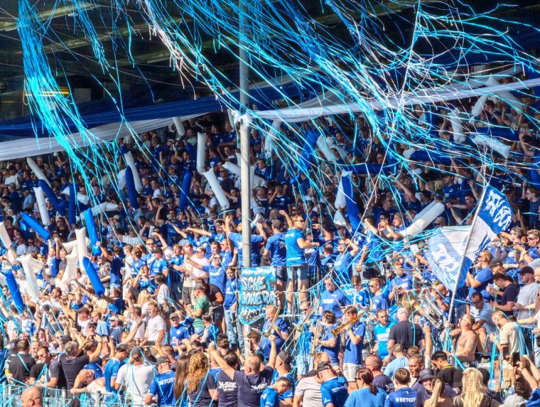 Voller Heimblock des FC Den Bosch mit blau-weißen Luftschlangen und Fahnen beim Spiel gegen Almere City.