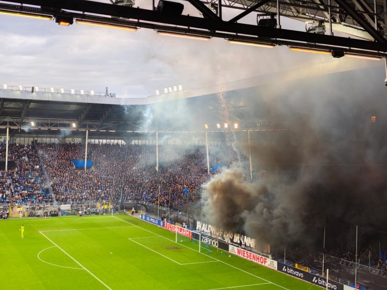 Rauch und Pyrotechnik vor der Waldhof-Kurve im ausverkauften Carl-Benz-Stadion beim DFB-Pokalspiel gegen Kaiserslautern.