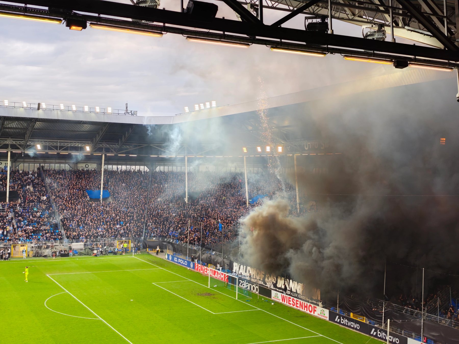 Rauch und Pyrotechnik vor der Waldhof-Kurve im ausverkauften Carl-Benz-Stadion beim DFB-Pokalspiel gegen Kaiserslautern.