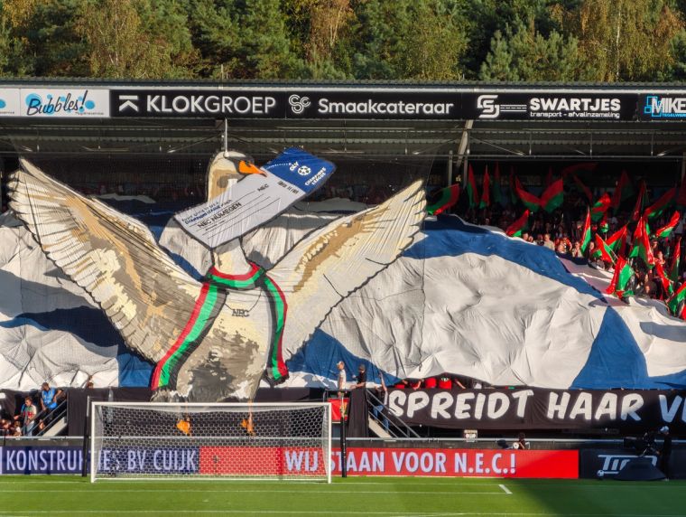 Große Choreografie der NEC-Fans in De Goffert mit einem weißen Schwan und einem Ticket zur Champions-League-Qualifikation.