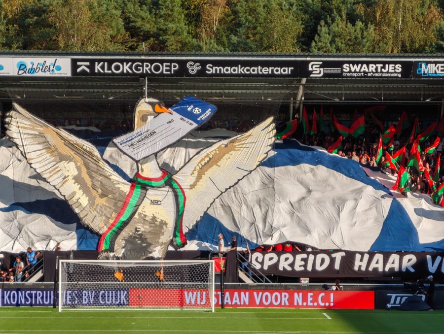 Große Choreografie der NEC-Fans in De Goffert mit einem weißen Schwan und einem Ticket zur Champions-League-Qualifikation.