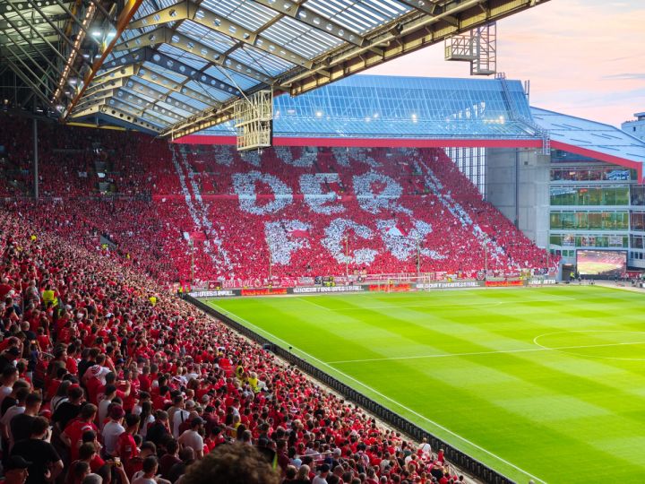Westkurve des Fritz-Walter-Stadions mit großflächiger rot-weißer Choreografie beim Derby zwischen Kaiserslautern und dem Karlsruher SC.