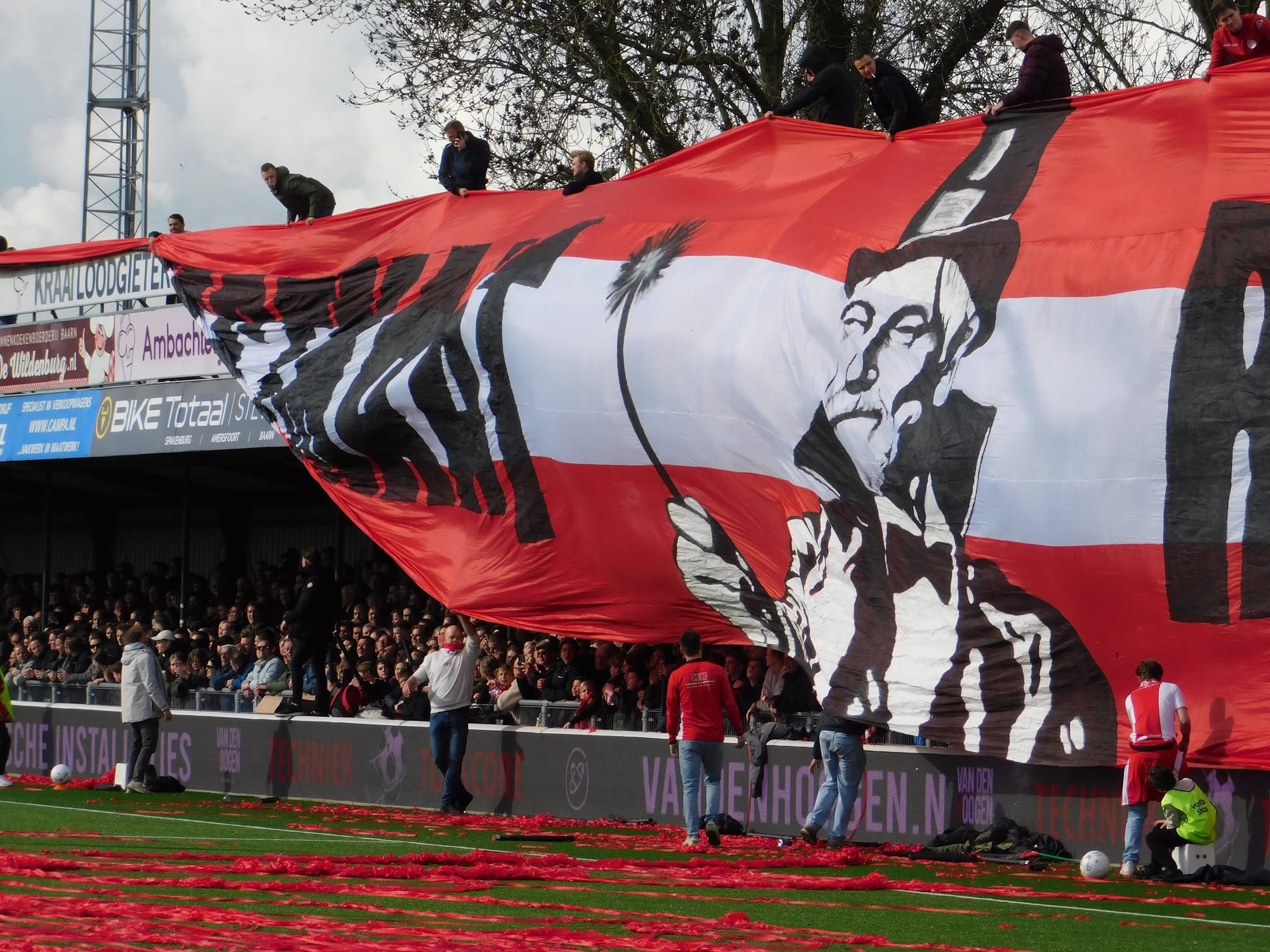 Große rot-weiße Choreografie der IJsselmeervogels vor voller Tribüne beim Derby gegen den SV Spakenburg im Sportpark De Westmaat.